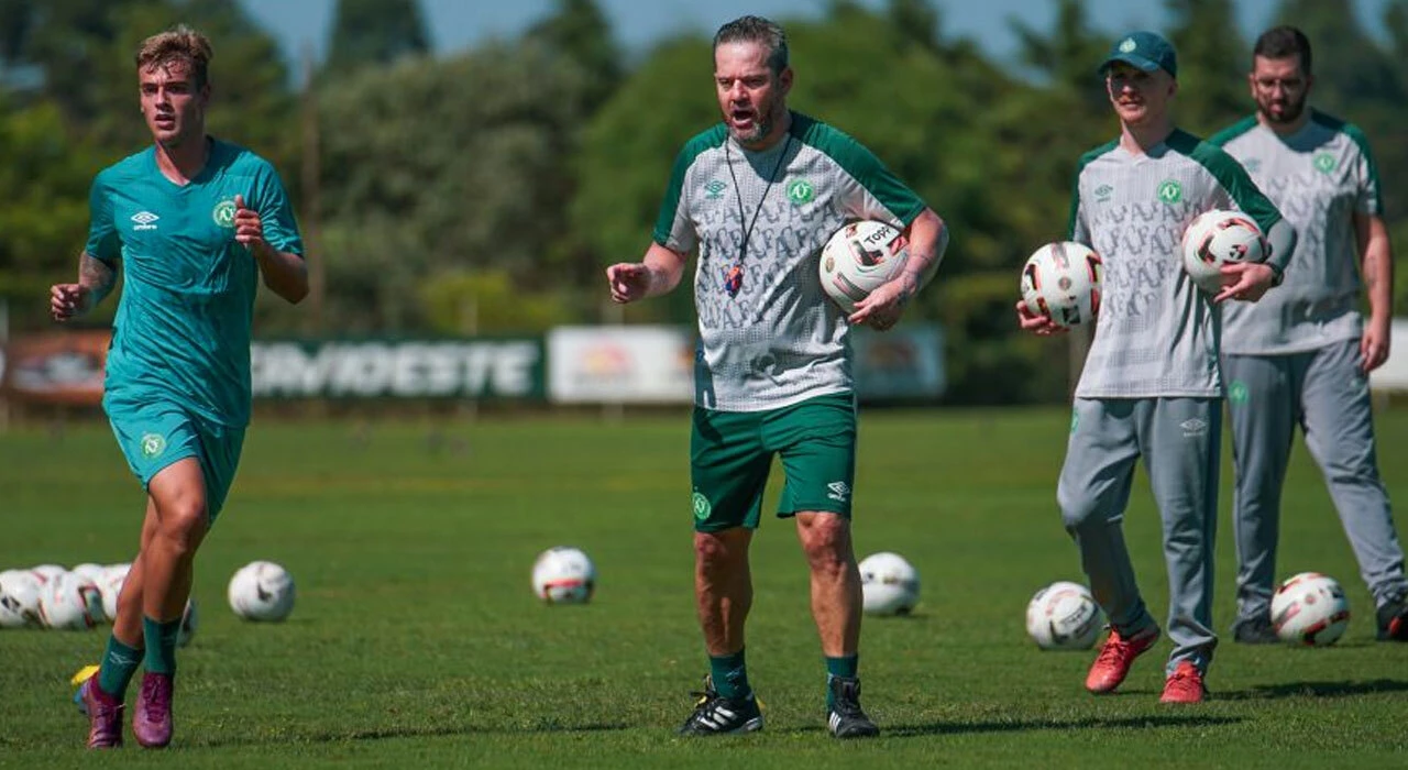 Segunda-feira (29/5) - Chapecoense e Sampaio Corrêa se enfrentam pela Série B