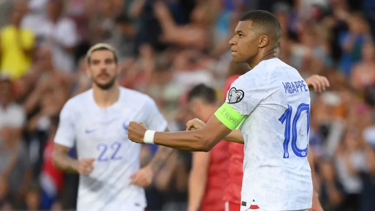 Segunda-feira (19) - Invictas, França e Grécia se enfrentam pelas Eliminatórias da Euro 