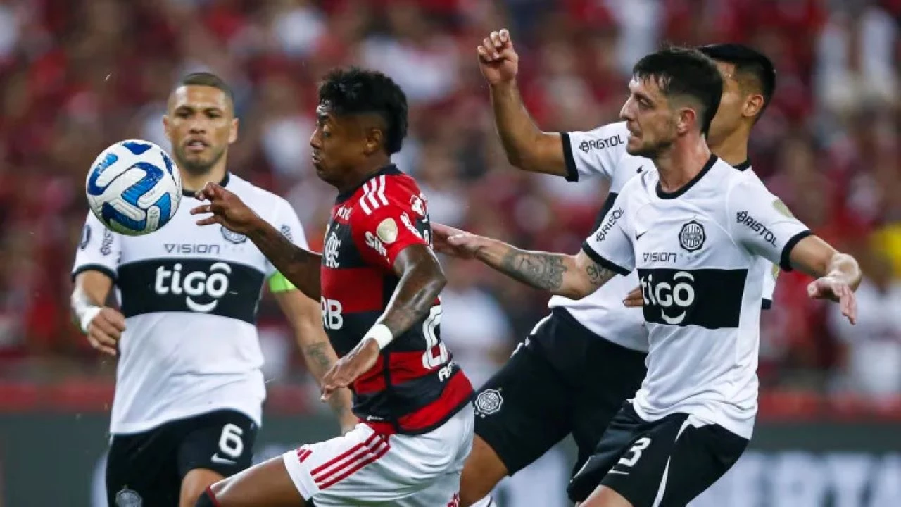 Quinta-feira (10/8) - Flamengo tenta garantir vaga diante do Olimpia, no Paraguai 